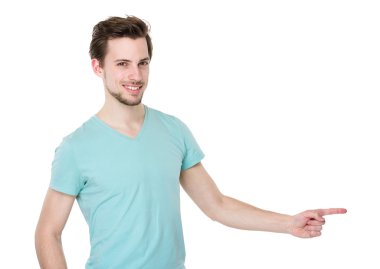 Yeşil tişörtlü yakışıklı adam