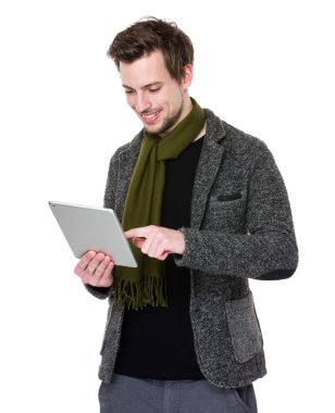 yakışıklı bir adam gri ceketli