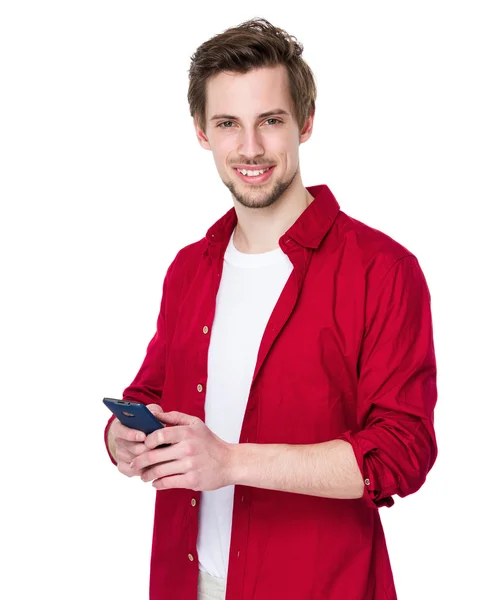 Schöner Mann im roten Hemd — Stockfoto