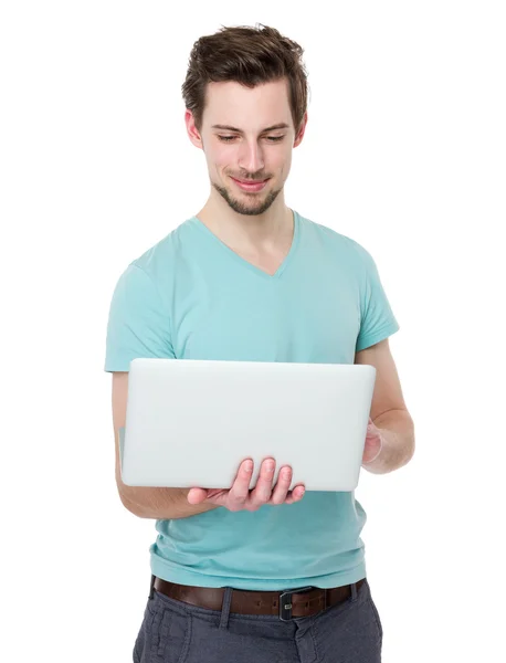 Schöner Mann in grünem T-Shirt — Stockfoto