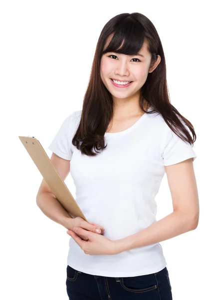 Mujer asiática en camiseta blanca — Foto de Stock