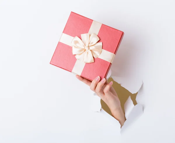 Hand with gift box — Stock Photo, Image