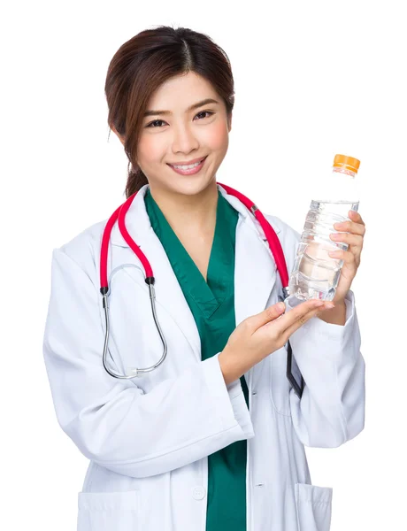 Arzt mit Wasserflasche — Stockfoto