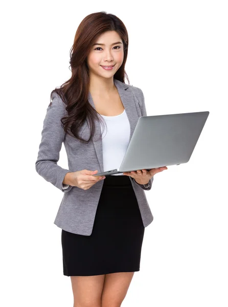 Mujer de negocios asiática en traje de negocios — Foto de Stock