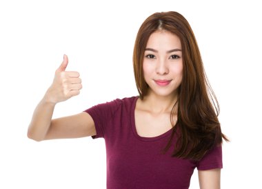 Asyalı kadın kırmızı t shirt