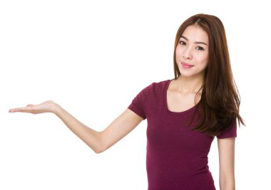 Asyalı kadın kırmızı t shirt