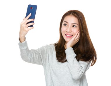 Gri süveterli Asyalı kadın