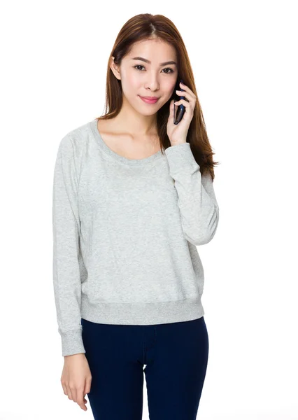 Aziatische vrouw in grijze trui — Stockfoto