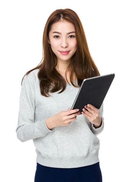 Aziatische vrouw in grijze trui — Stockfoto