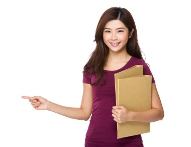 Asyalı kadın kırmızı t shirt