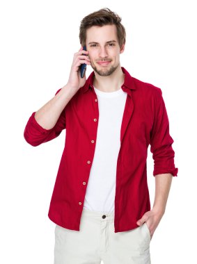 Kırmızı tişörtlü yakışıklı adam