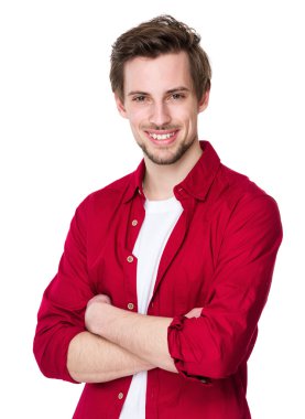 Kırmızı tişörtlü yakışıklı adam