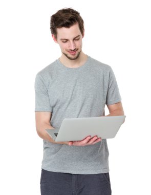 Yakışıklı adam gri t shirt
