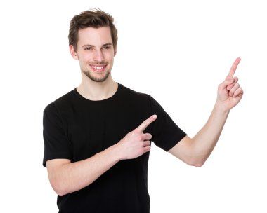 boş yere işaret eden adam