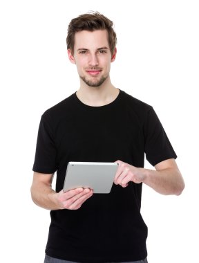 Dijital tablet kullanan adam