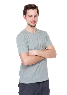 Genç adam kollarını kavuşturdu.