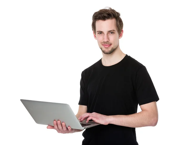 Junger Mann mit Laptop — Stockfoto