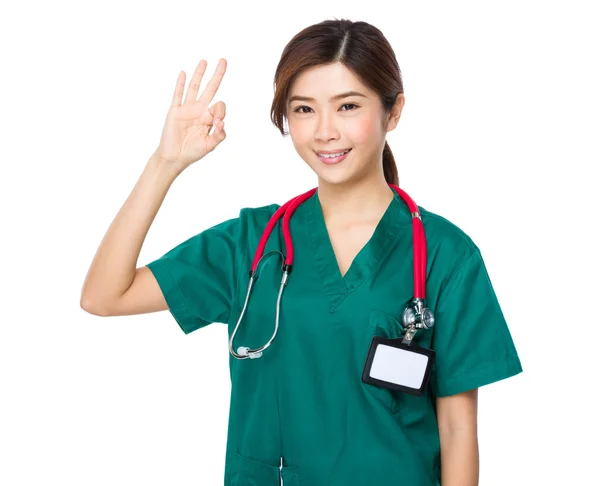 Doctor mostrando signo de aprobación —  Fotos de Stock