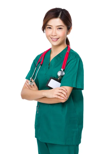Kvinnliga läkare med armarna korsade — Stockfoto