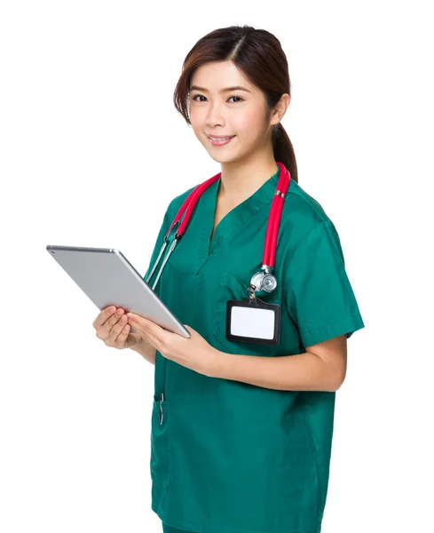 Médecin féminin utilisant un ordinateur tablette — Photo