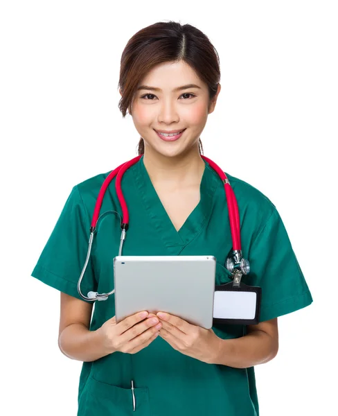 Médico usando tableta pc — Foto de Stock