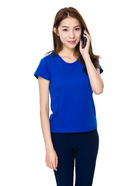 Aziatische vrouw in blauw t-shirt — Stockfoto