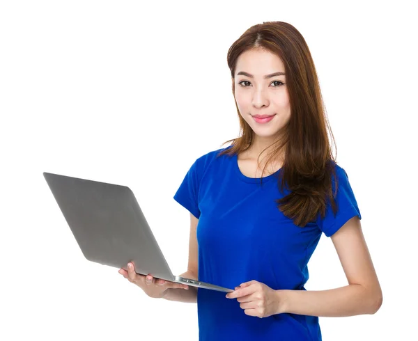 Aziatische vrouw in blauw t-shirt — Stockfoto