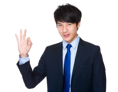 Siyah elbiseli Asya iş adamı