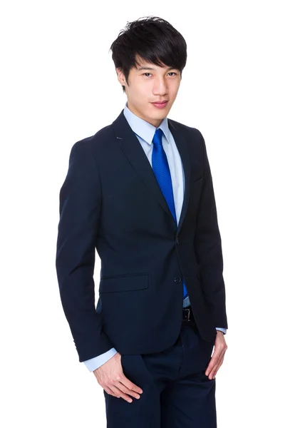 Азиатский бизнесмен в черном костюме — стоковое фото