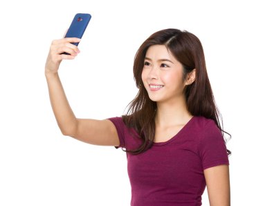 Asyalı kadın kırmızı t shirt