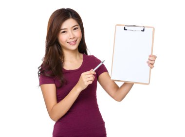 Asyalı kadın kırmızı t shirt