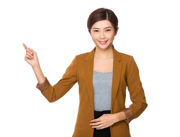 Азиатская бизнесвумен в коричневой куртке — стоковое фото