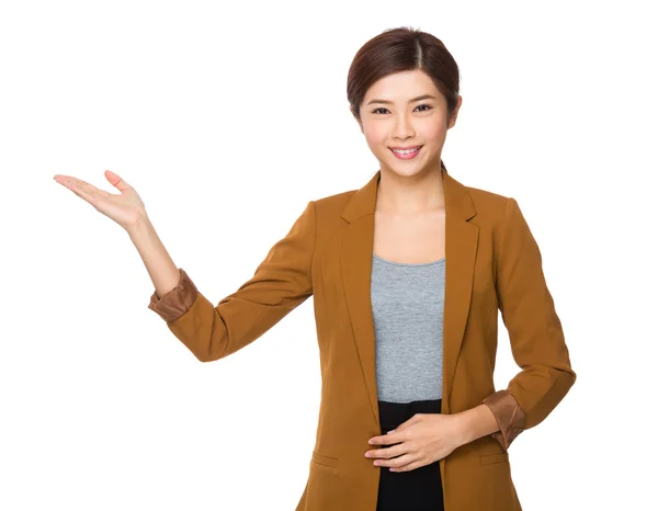 Aziatische zakenvrouw in bruine jas — Stockfoto
