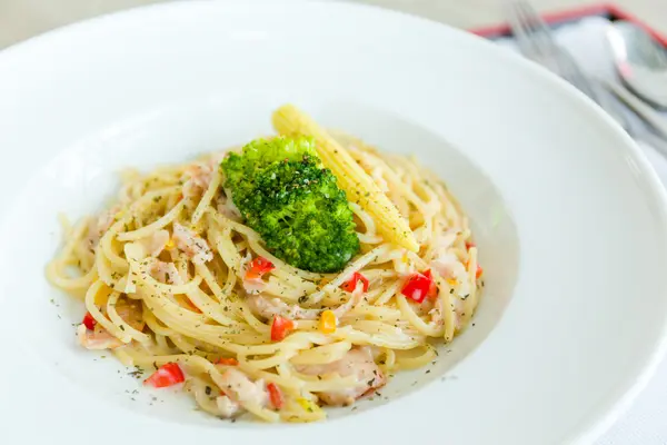 Спагетти на белом блюде — стоковое фото