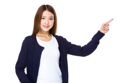 Mavi kazaklı Asyalı kadın