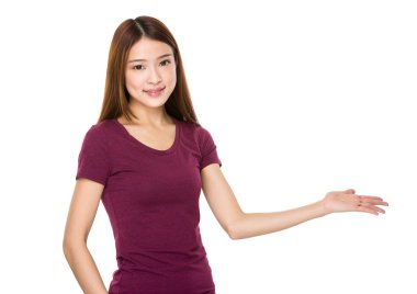 Asyalı kadın kırmızı t shirt