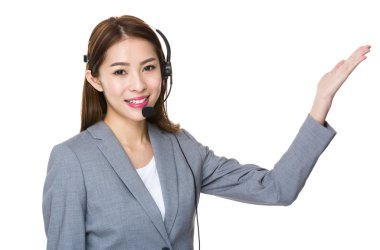 Asyalı kadın çağrı merkezi operatörü