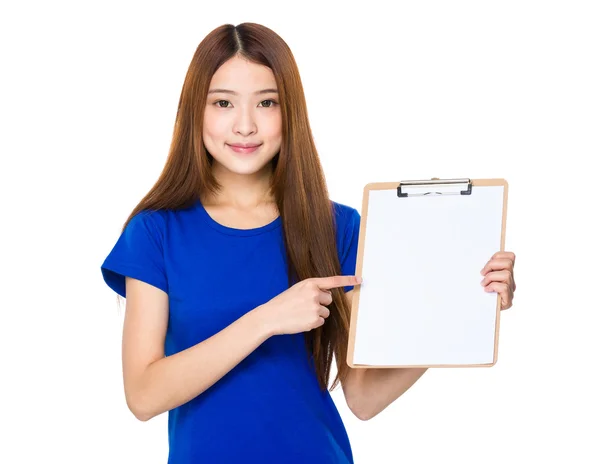 Aziatische vrouw in blauw t-shirt — Stockfoto