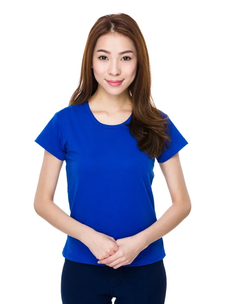 在蓝色 t 恤的亚洲女人 — 图库照片