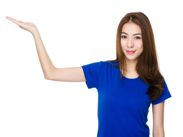 Asijské ženy v modré tričko — Stock fotografie