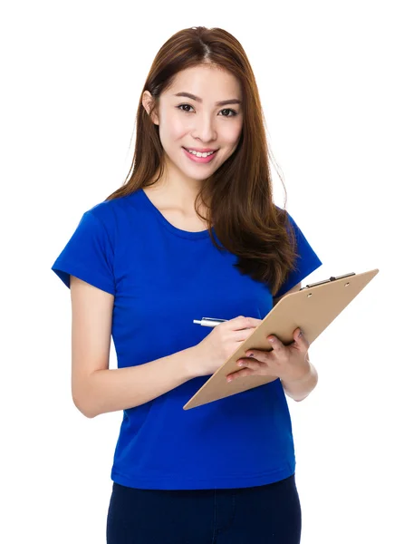 Asiatisk kvinna i blå t-shirt — Stockfoto