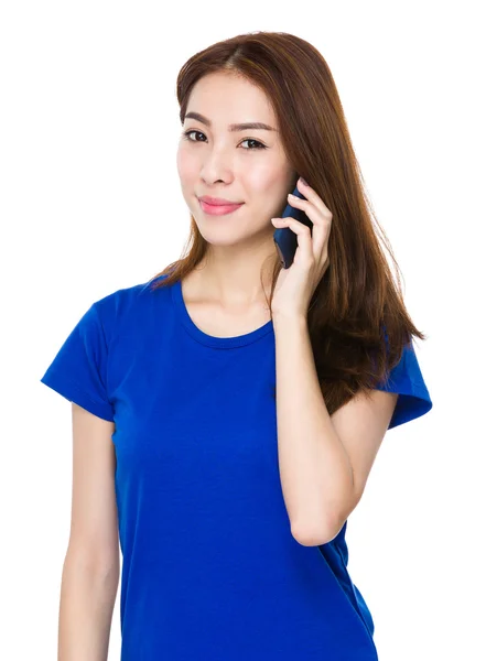 Aziatische vrouw in blauw t-shirt — Stockfoto