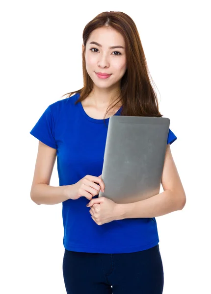 Mujer asiática en camiseta azul — Foto de Stock