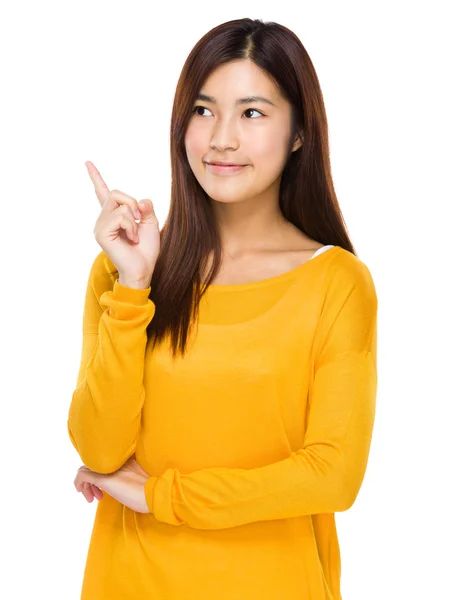 Mujer asiática en suéter amarillo — Foto de Stock