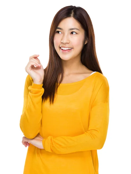 Aziatische vrouw in gele trui — Stockfoto
