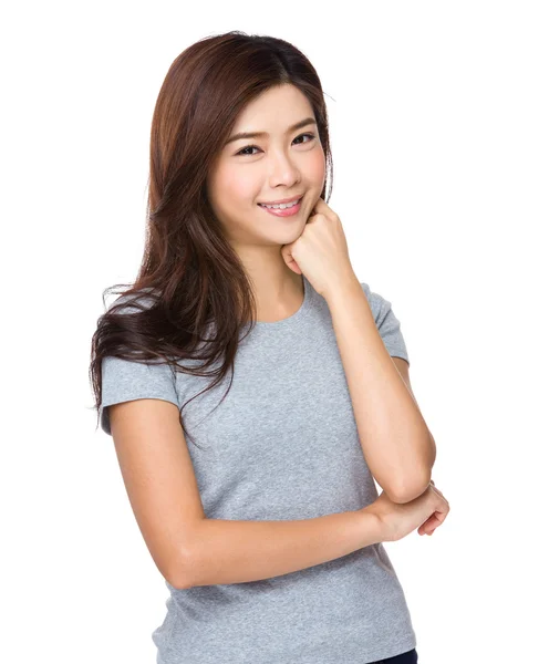 Asiatisk kvinna i grå t-tröja — Stockfoto