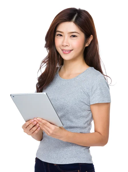 Aziatische vrouw in grijs t-shirt — Stockfoto