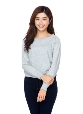 gri süveterli genç Asyalı kadın