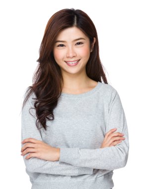 gri süveterli genç Asyalı kadın