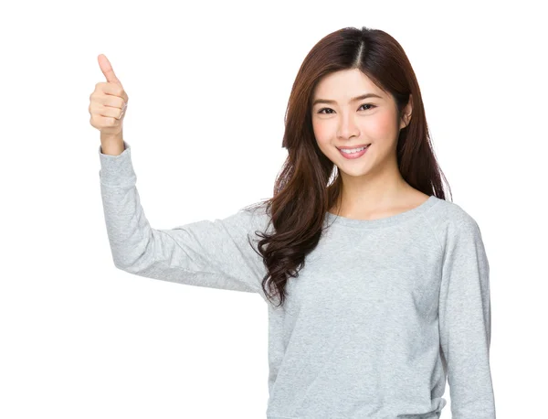 Joven mujer asiática en suéter gris — Foto de Stock